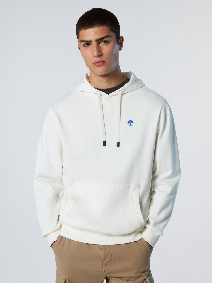 sudadera con capucha y parche de logotipo