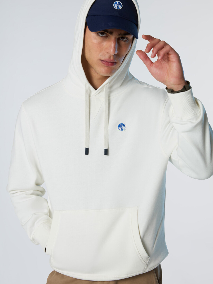 sudadera con capucha y parche de logotipo