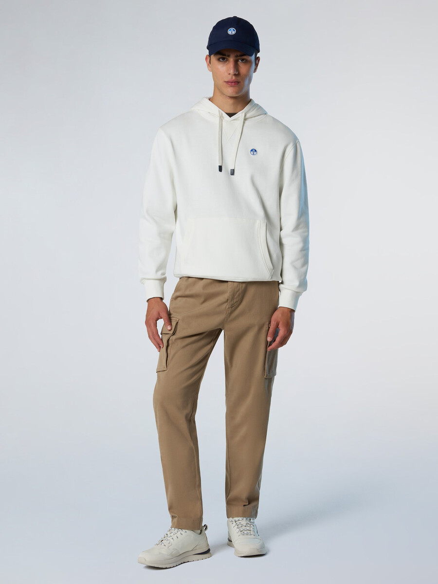 sudadera con capucha y parche de logotipo
