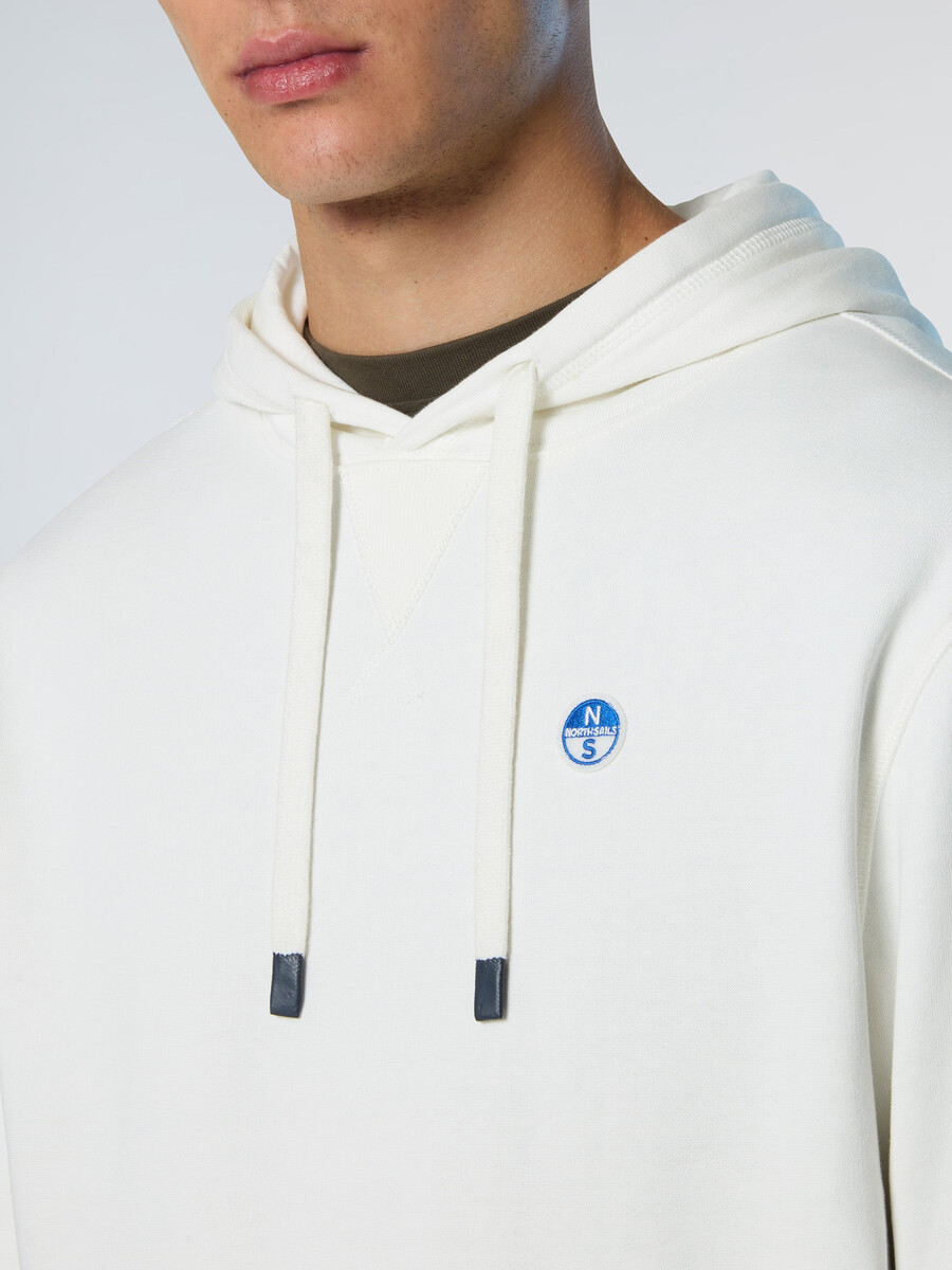 sudadera con capucha y parche de logotipo