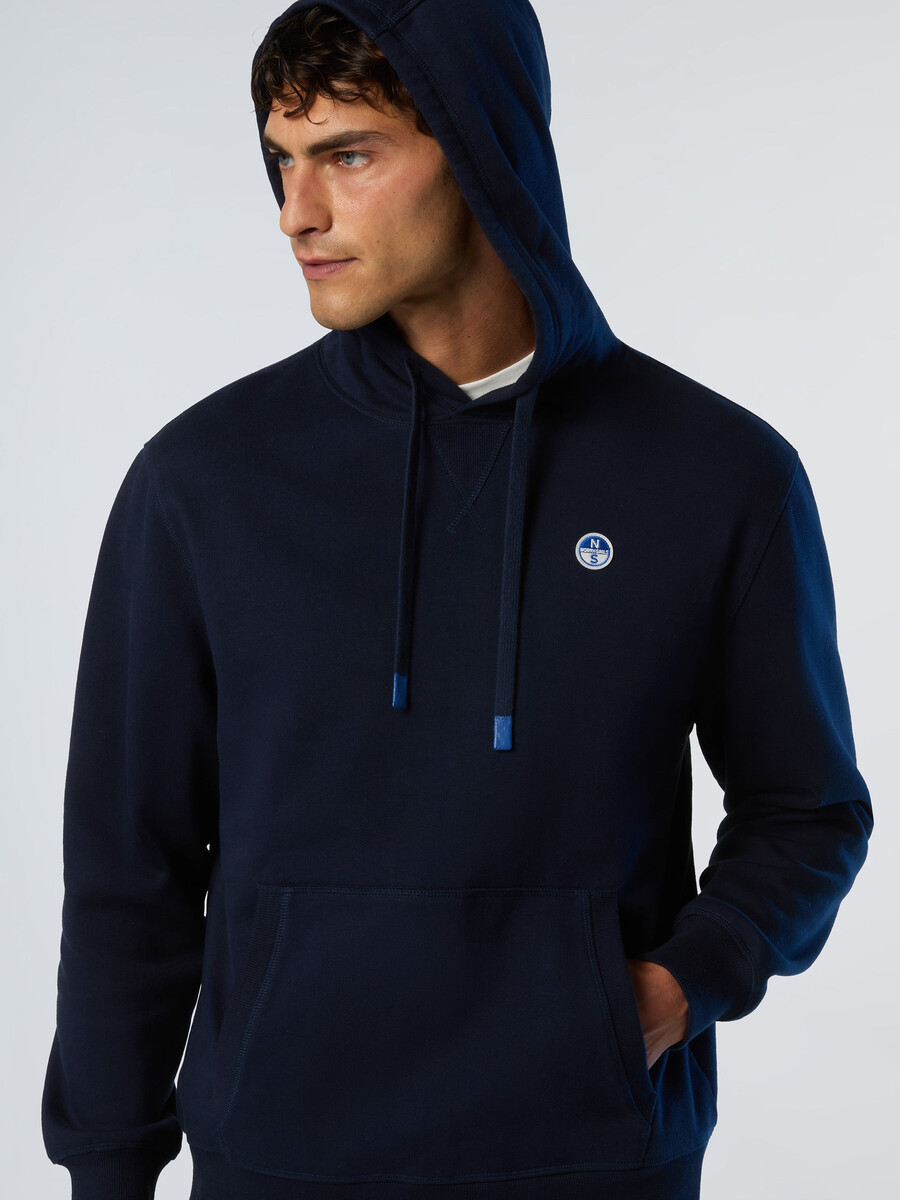 sudadera con capucha y parche de logotipo