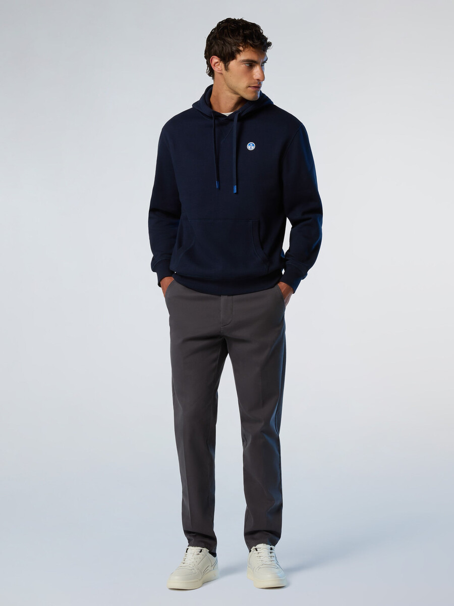 sudadera con capucha y parche de logotipo