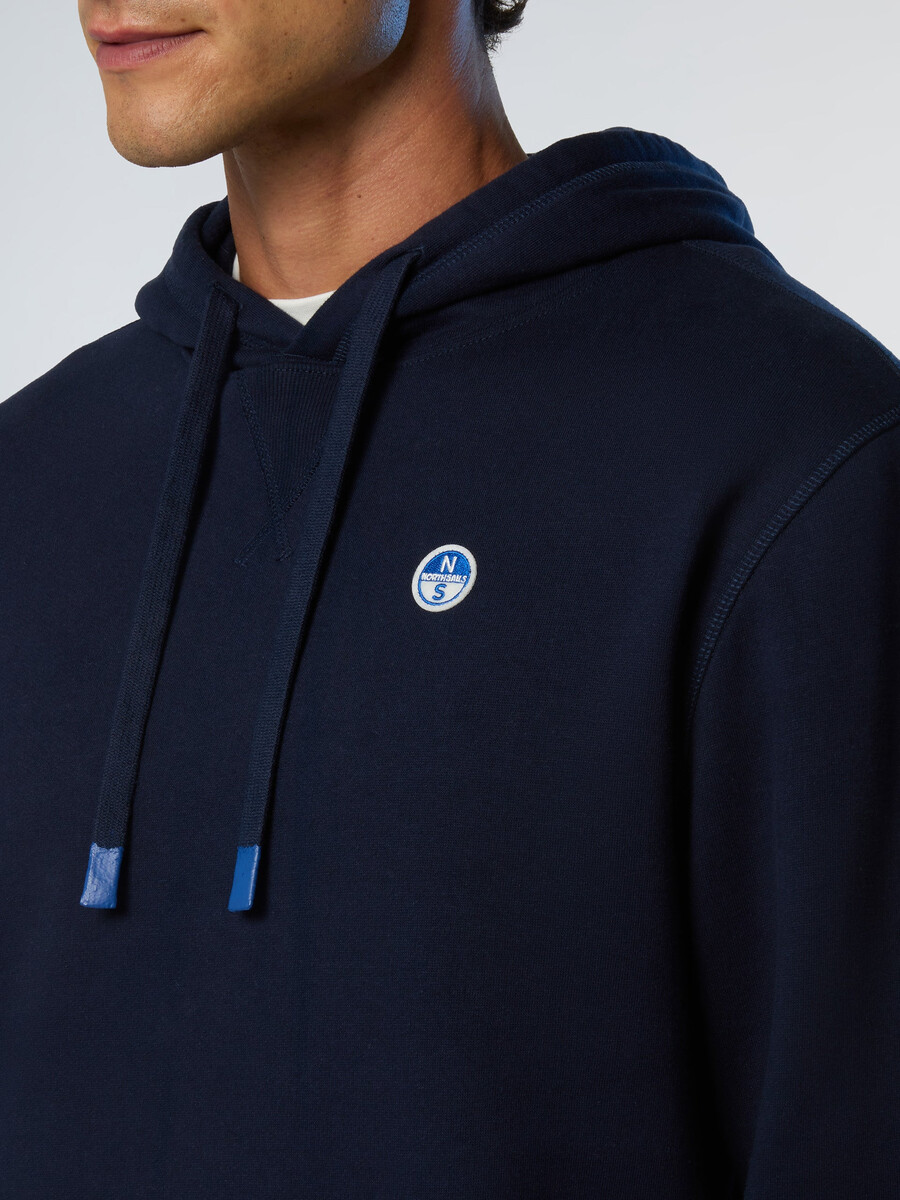 sudadera con capucha y parche de logotipo