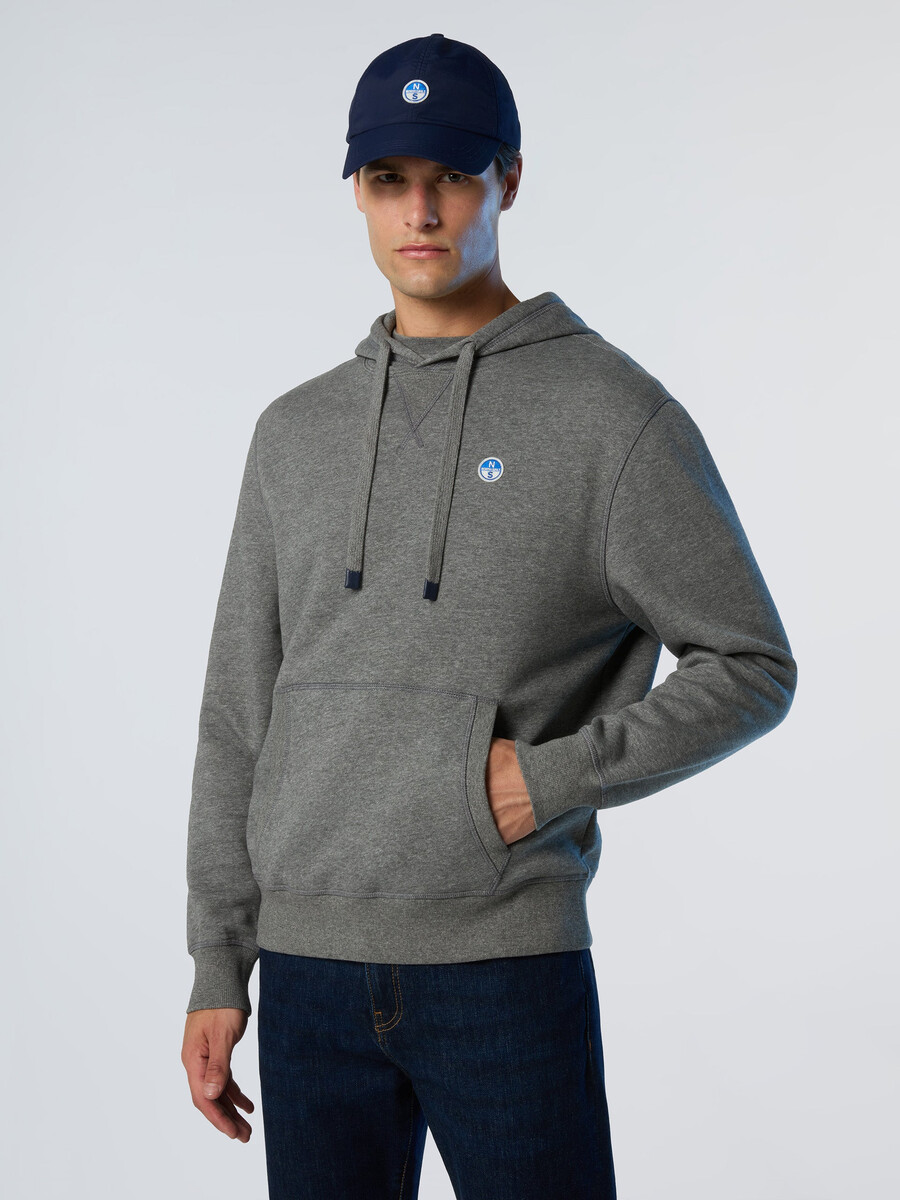 sudadera con capucha y parche de logotipo