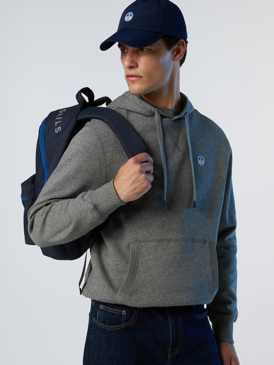 sudadera con capucha y parche de logotipo