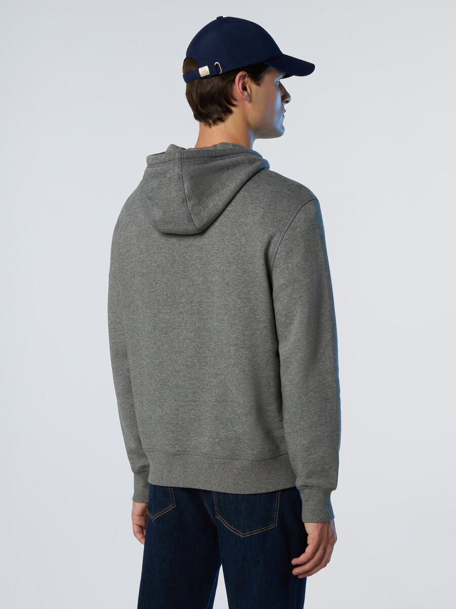 sudadera con capucha y parche de logotipo