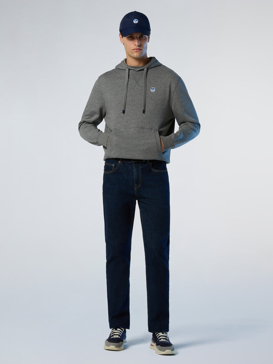 sudadera con capucha y parche de logotipo