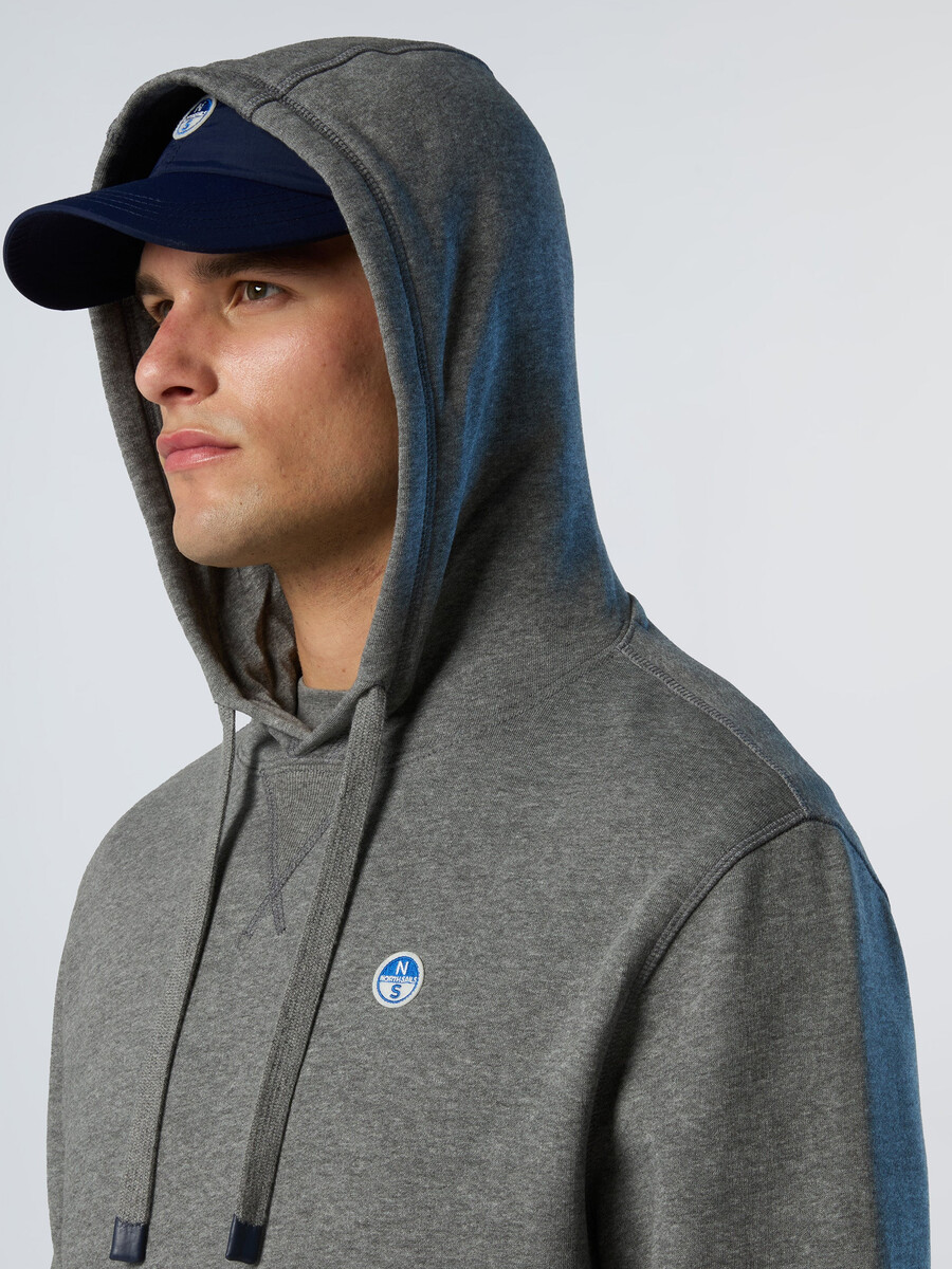 sudadera con capucha y parche de logotipo