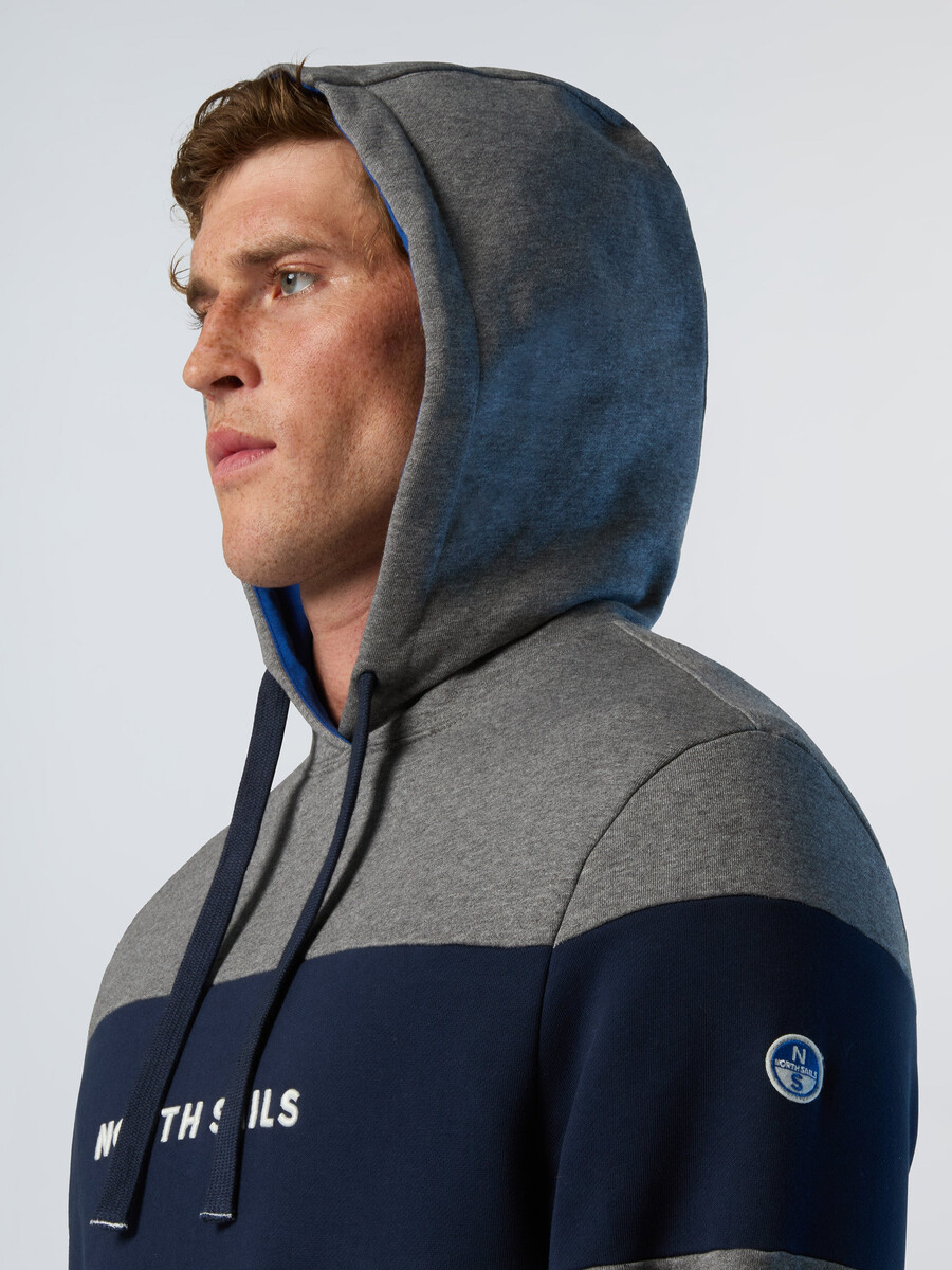 sudadera con capucha de rayas largas