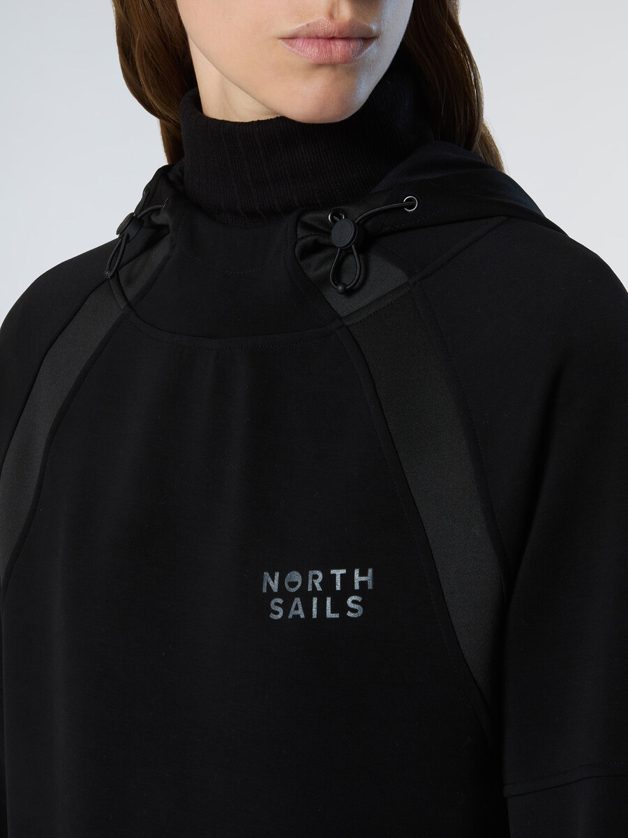 sudadera con capucha y botón de buceo
