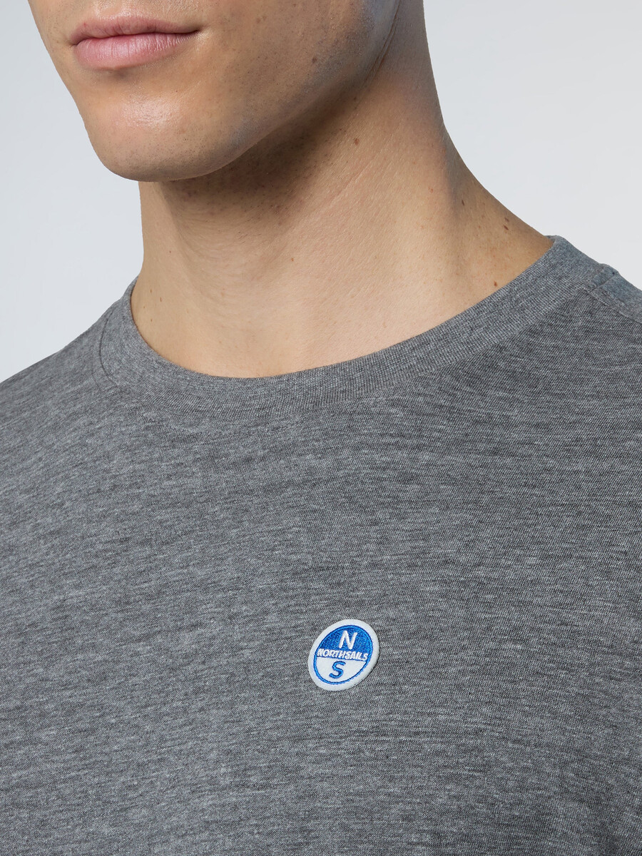 camiseta de manga larga con parche de logo
