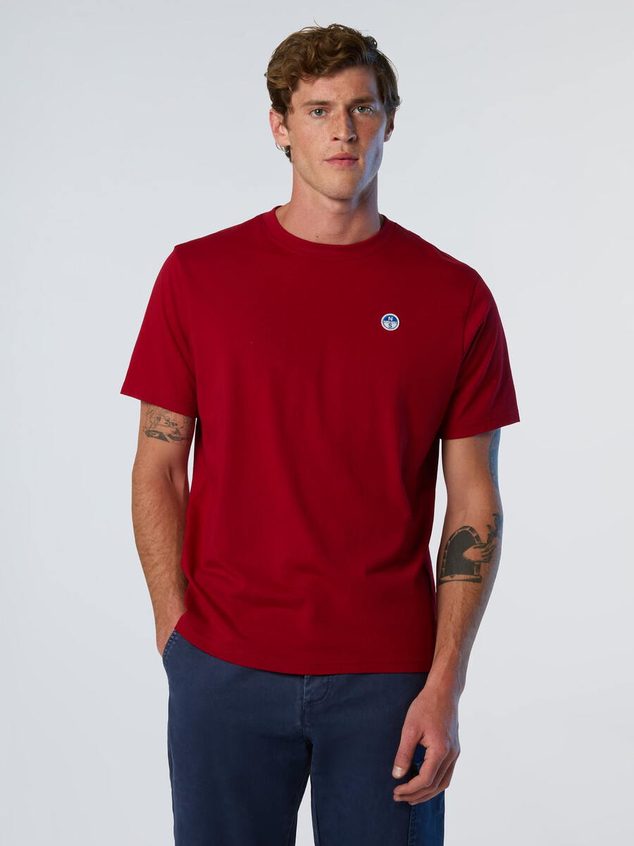 camiseta con parche de logo