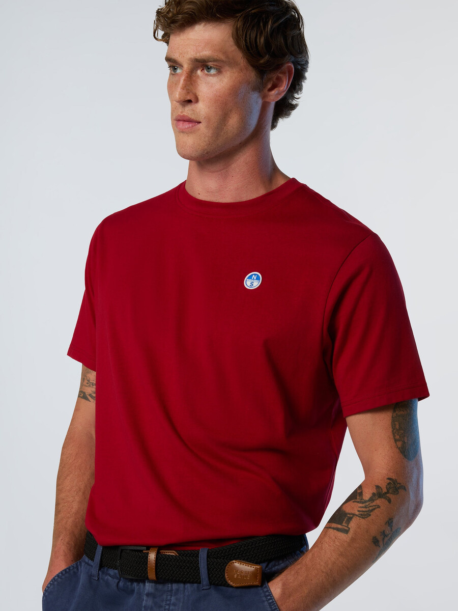 camiseta con parche de logo