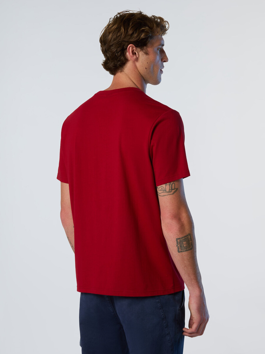 camiseta con parche de logo