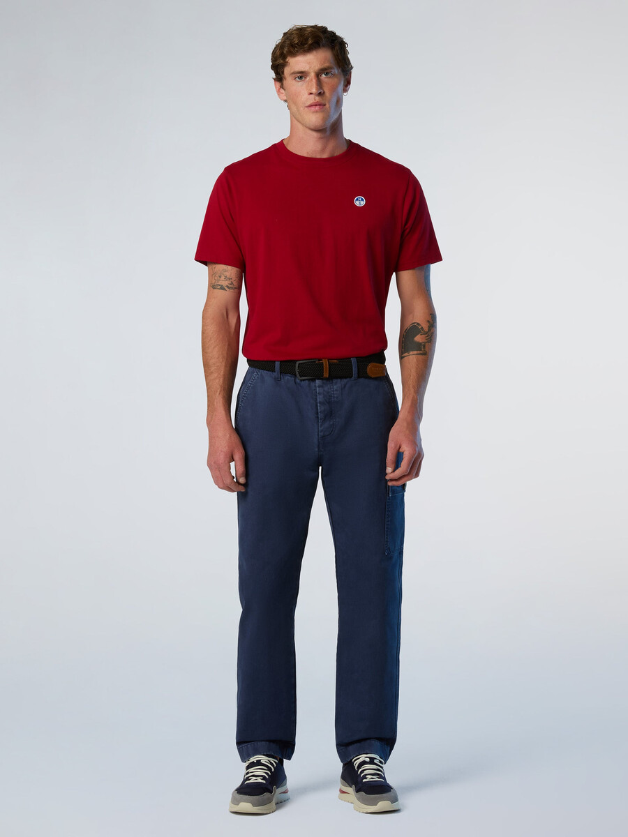 camiseta con parche de logo