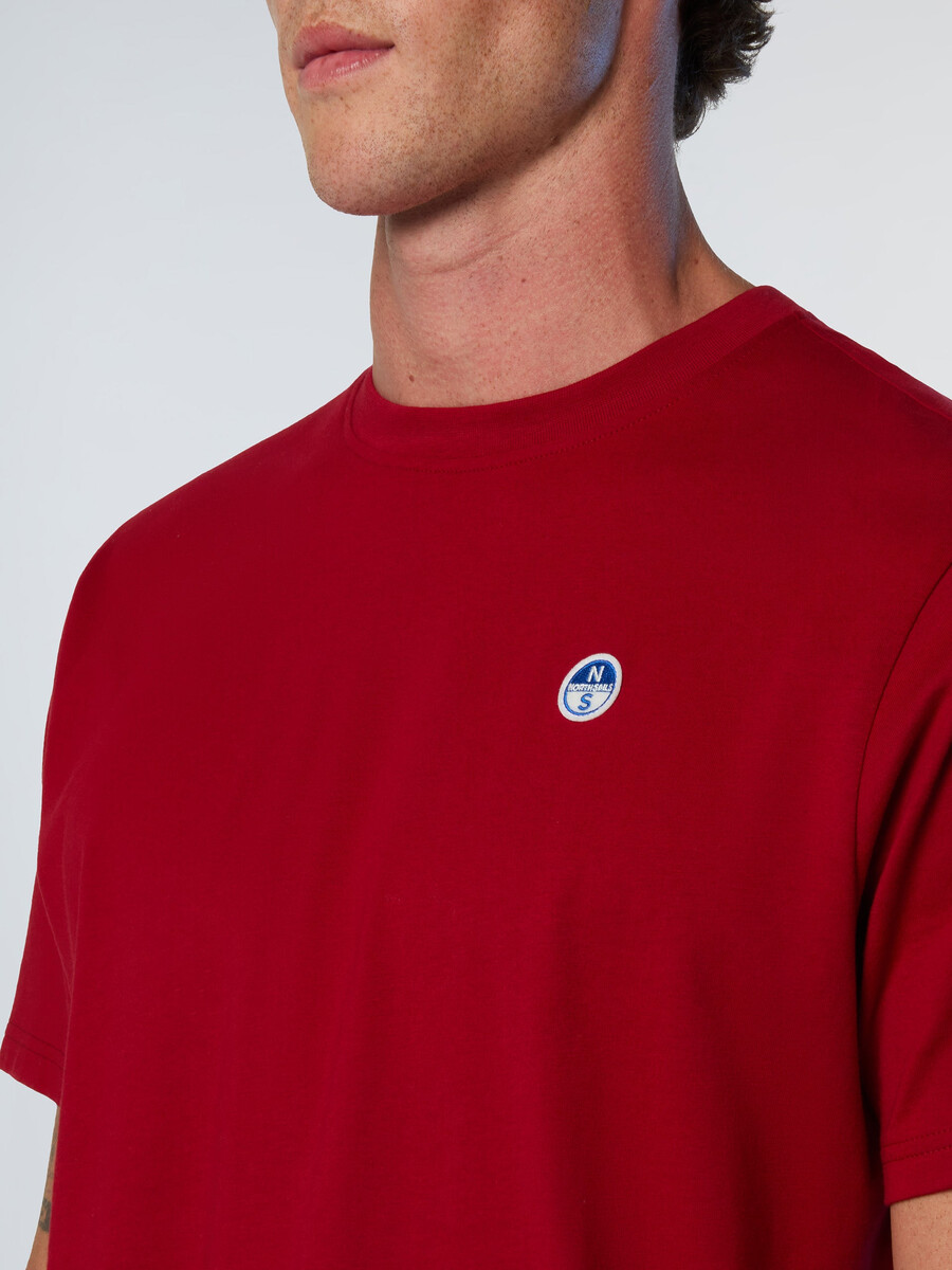camiseta con parche de logo