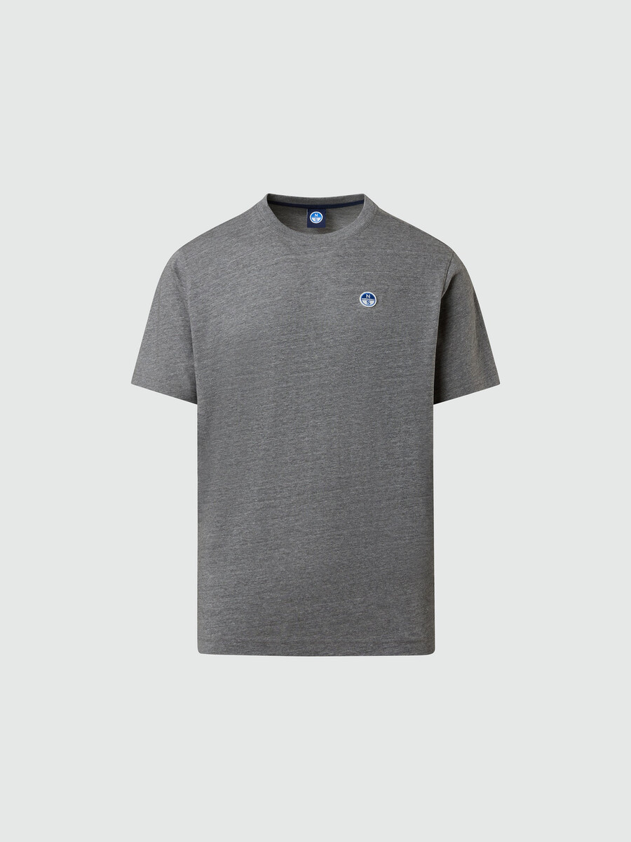 camiseta con parche de logo