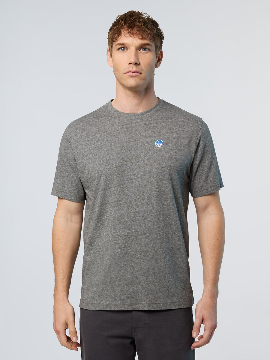 camiseta con parche de logo