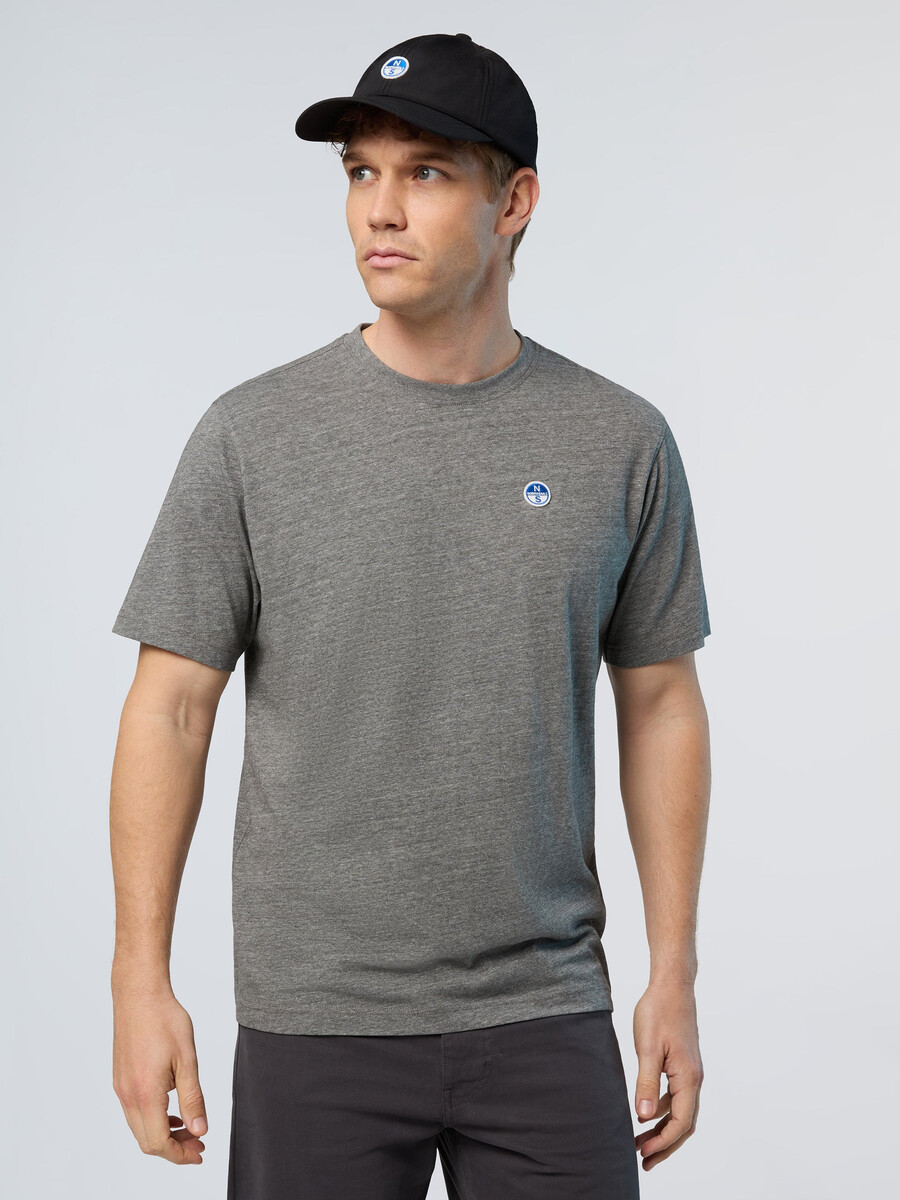 camiseta con parche de logo