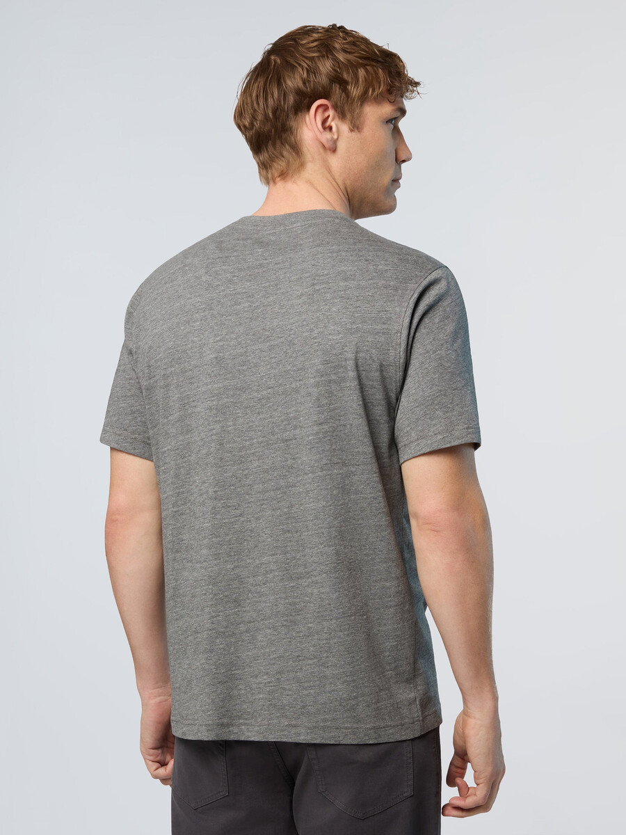 camiseta con parche de logo