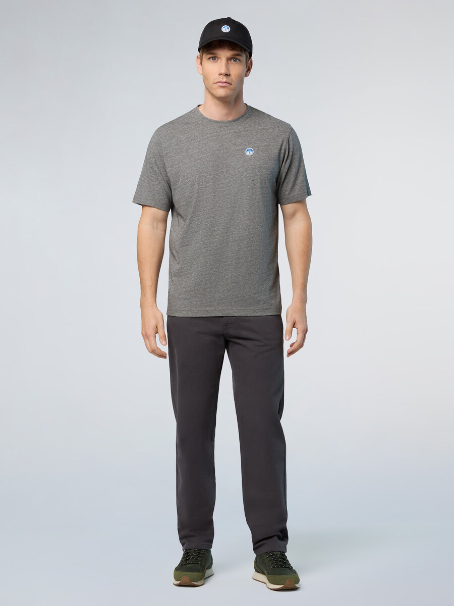 camiseta con parche de logo