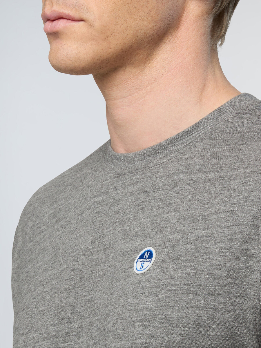 camiseta con parche de logo
