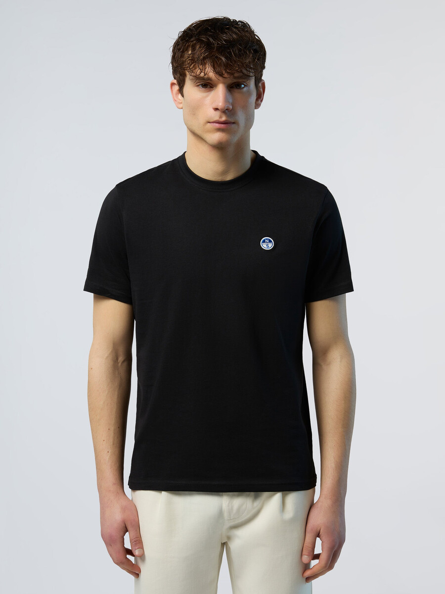 camiseta con parche de logo