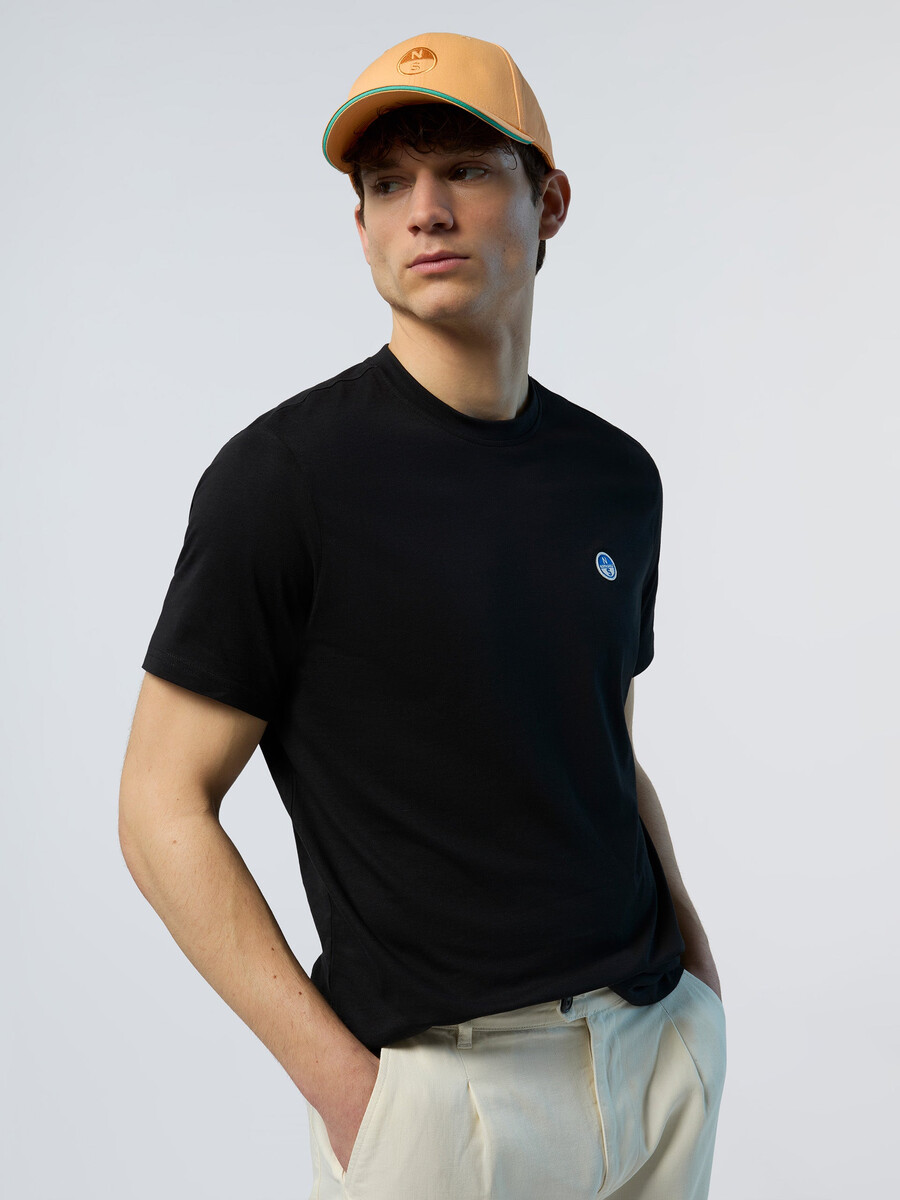 camiseta con parche de logo