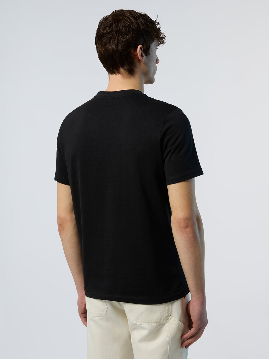 camiseta con parche de logo