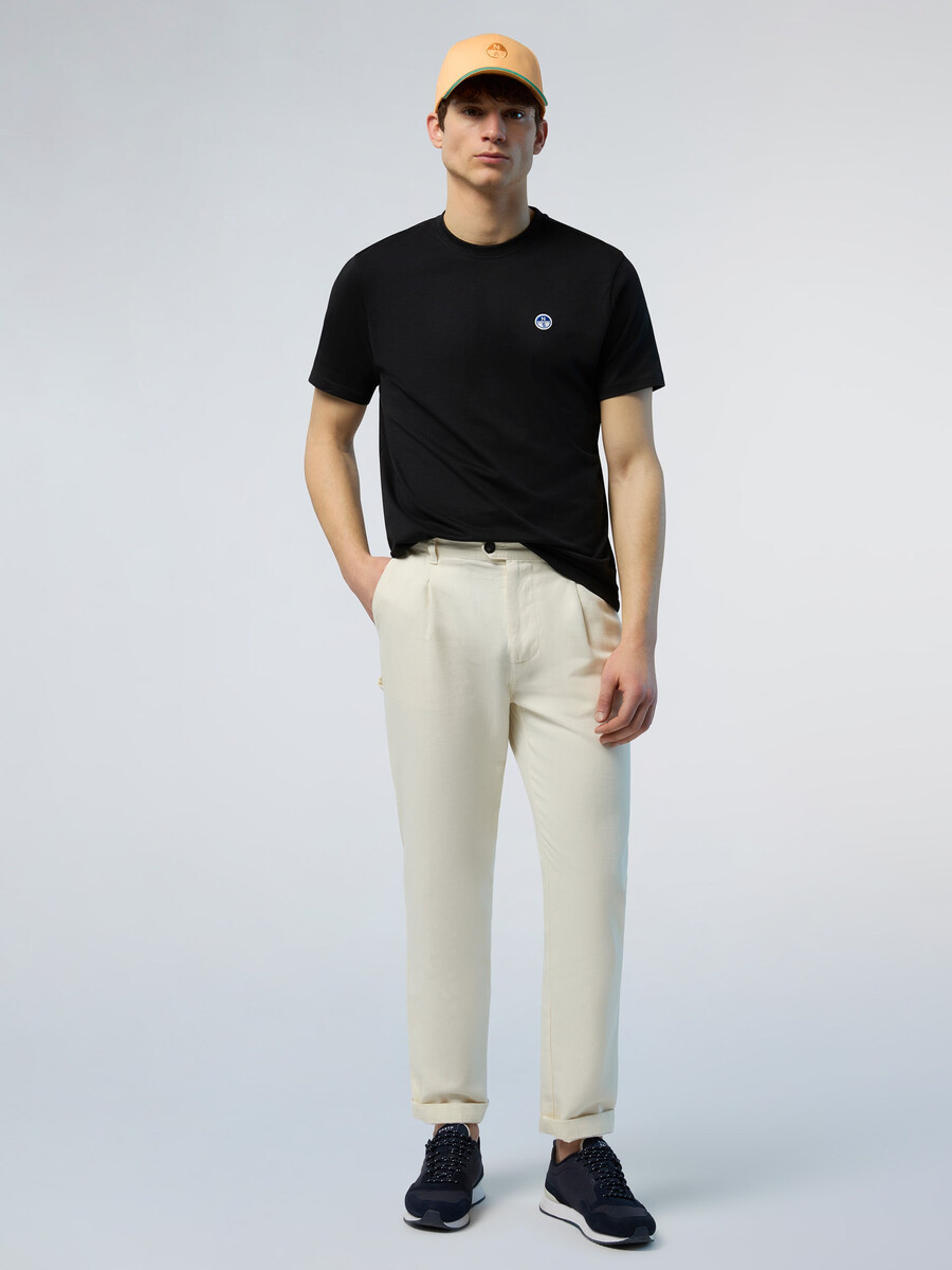 camiseta con parche de logo