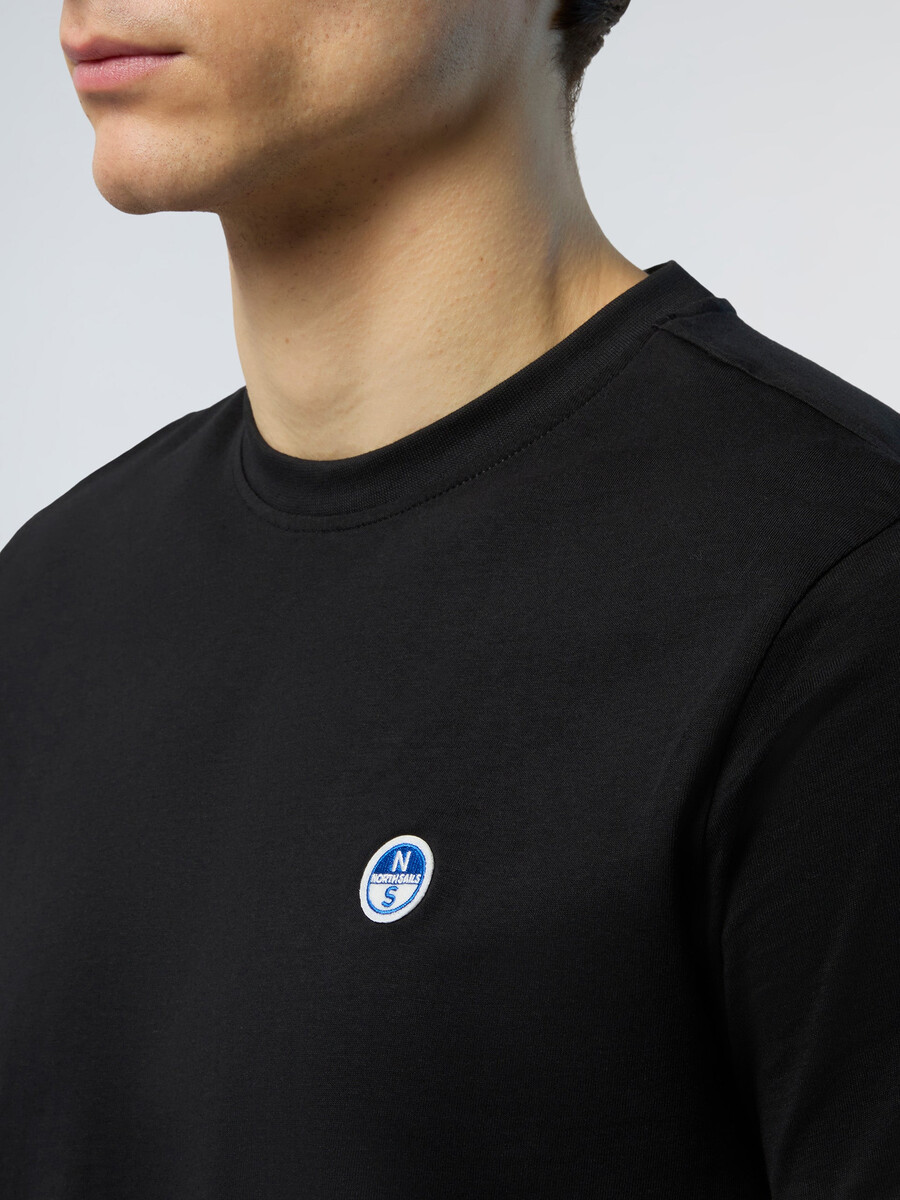 camiseta con parche de logo