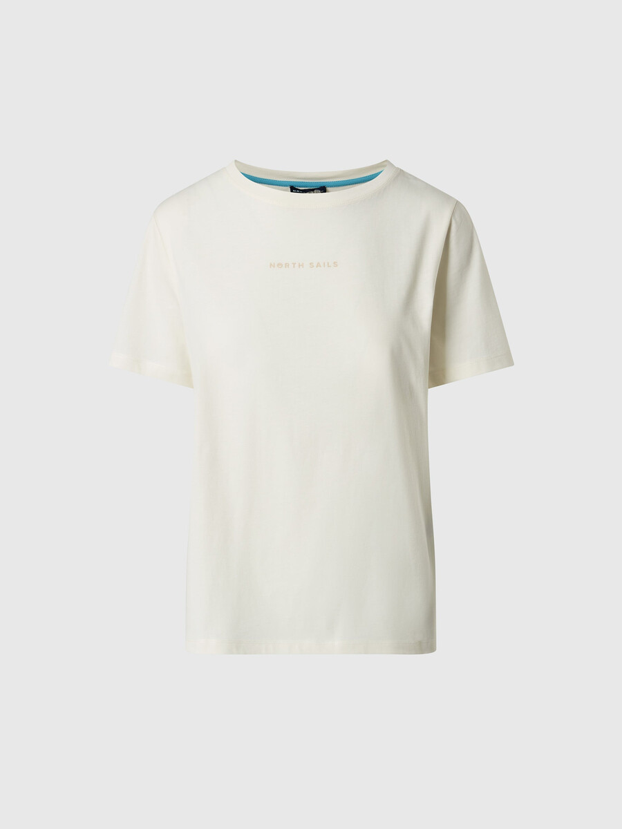 camiseta con logo en relieve