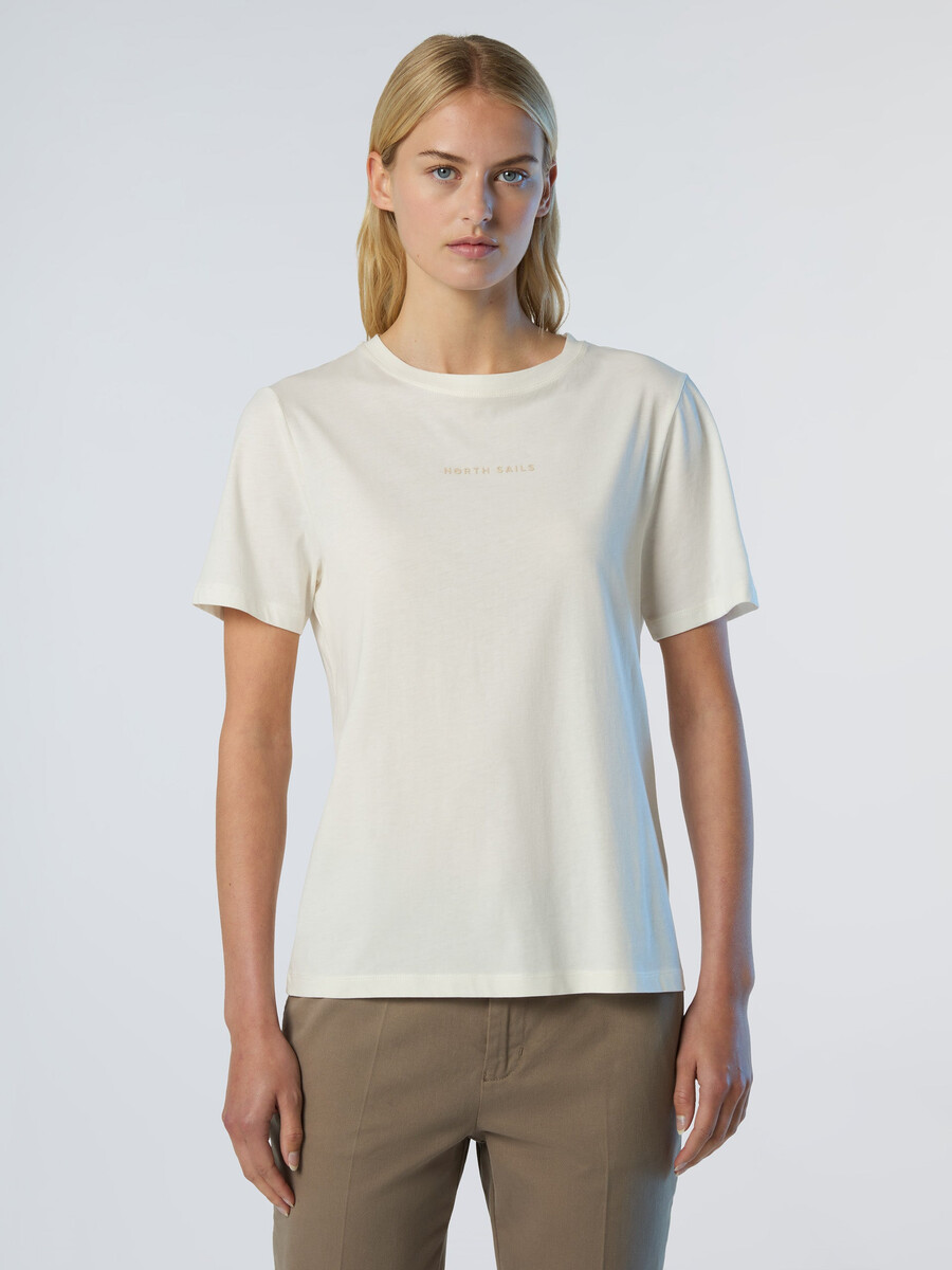 camiseta con logo en relieve