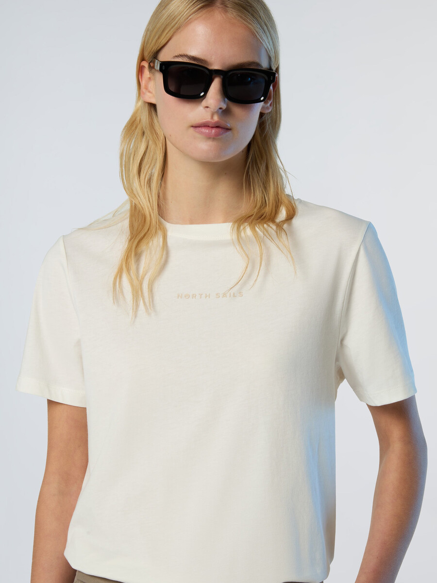 camiseta con logo en relieve