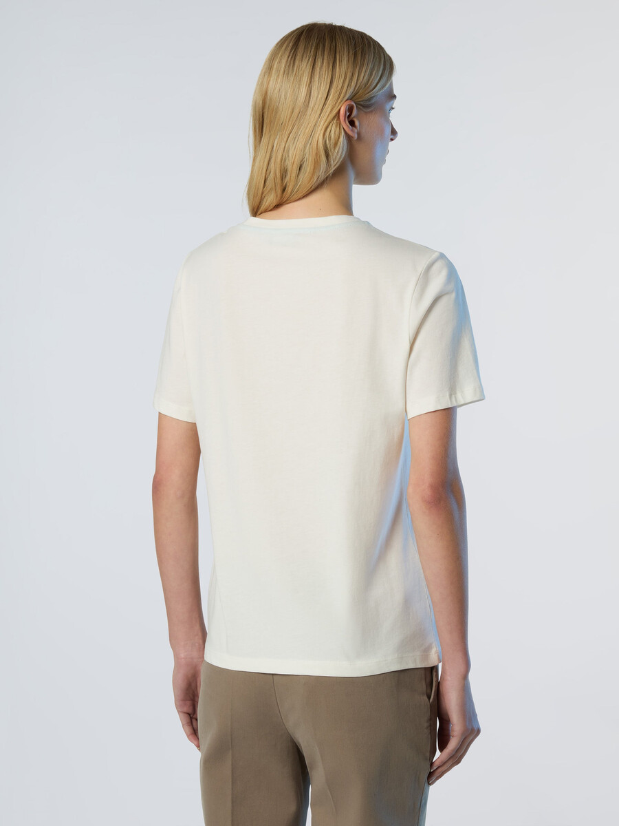 camiseta con logo en relieve