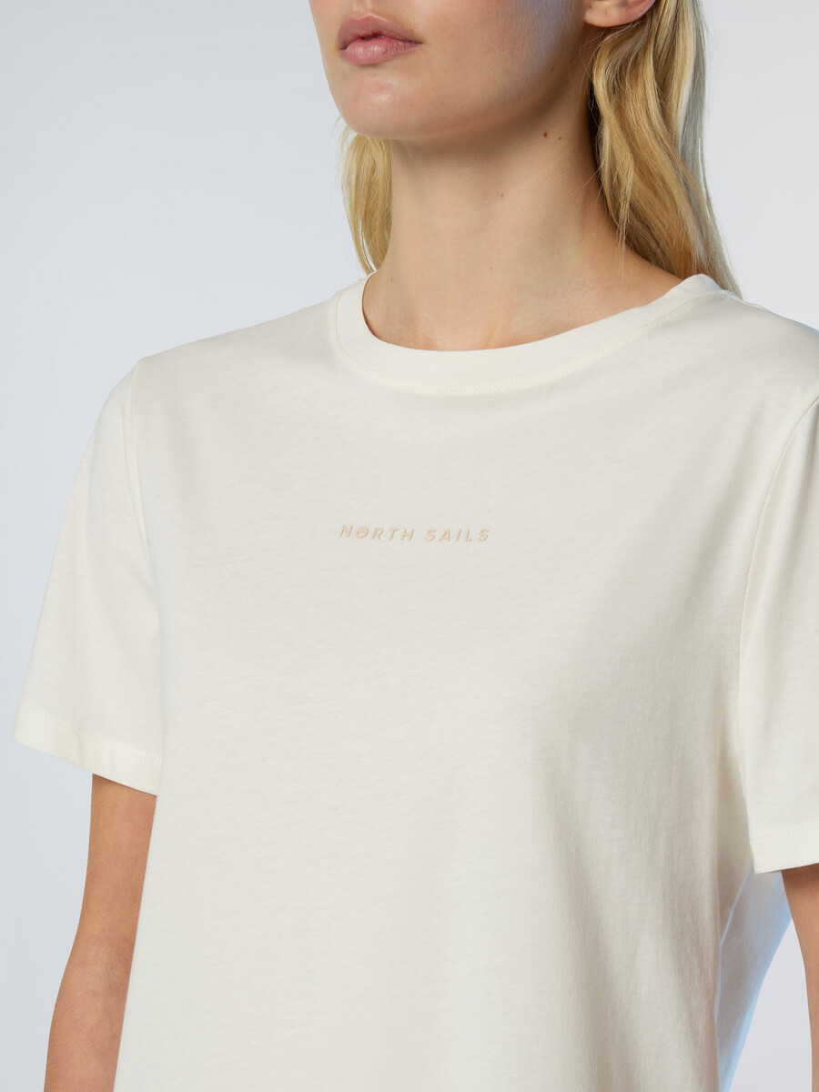 camiseta con logo en relieve