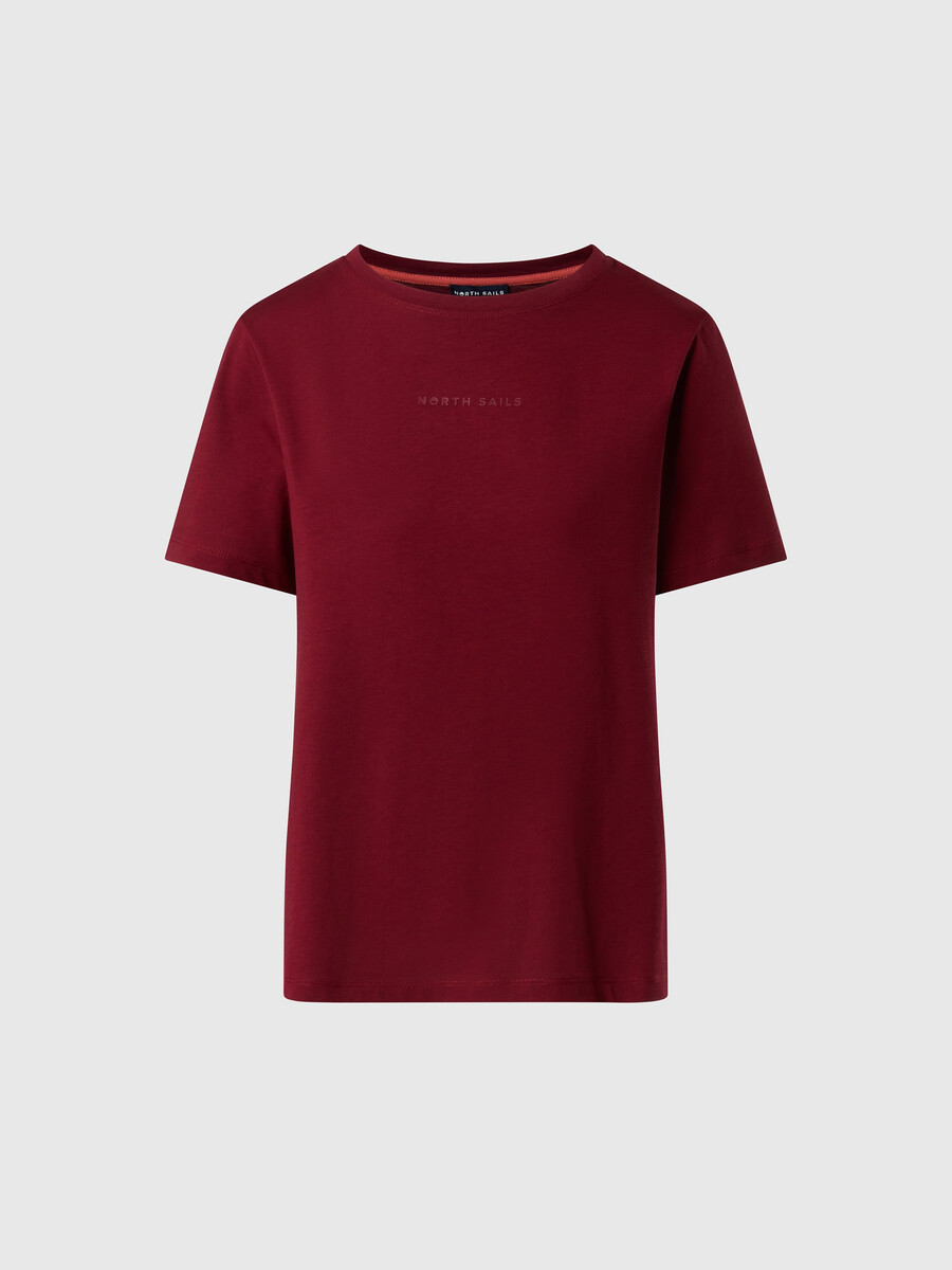 camiseta con logo en relieve