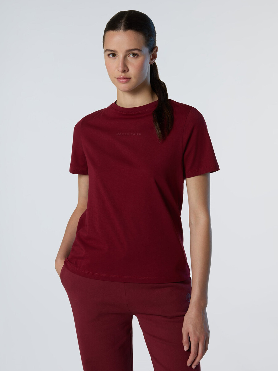 camiseta con logo en relieve