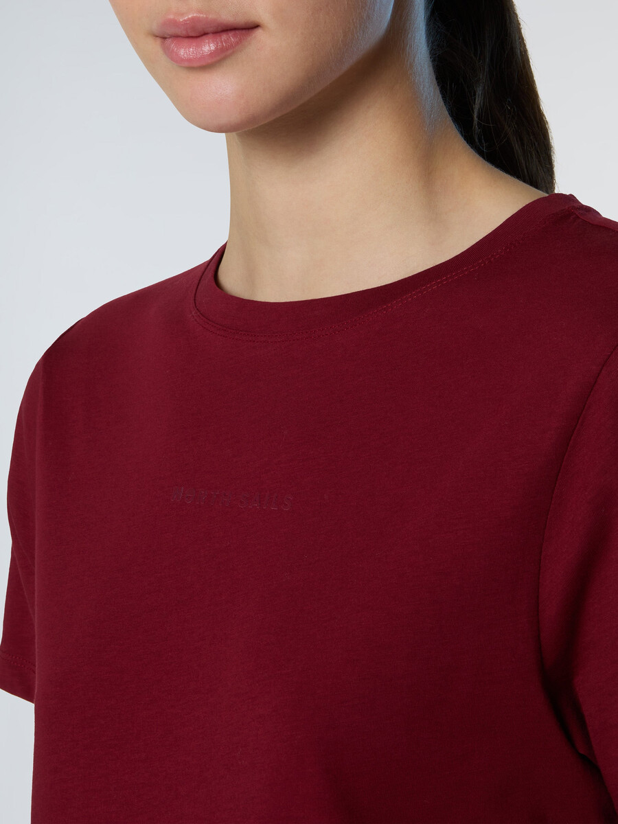 camiseta con logo en relieve