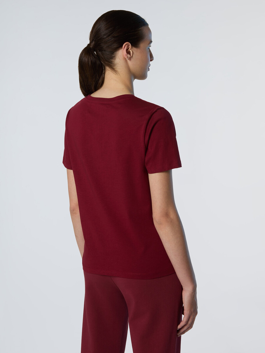 camiseta con logo en relieve