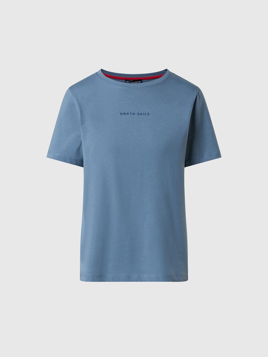 camiseta con logo en relieve