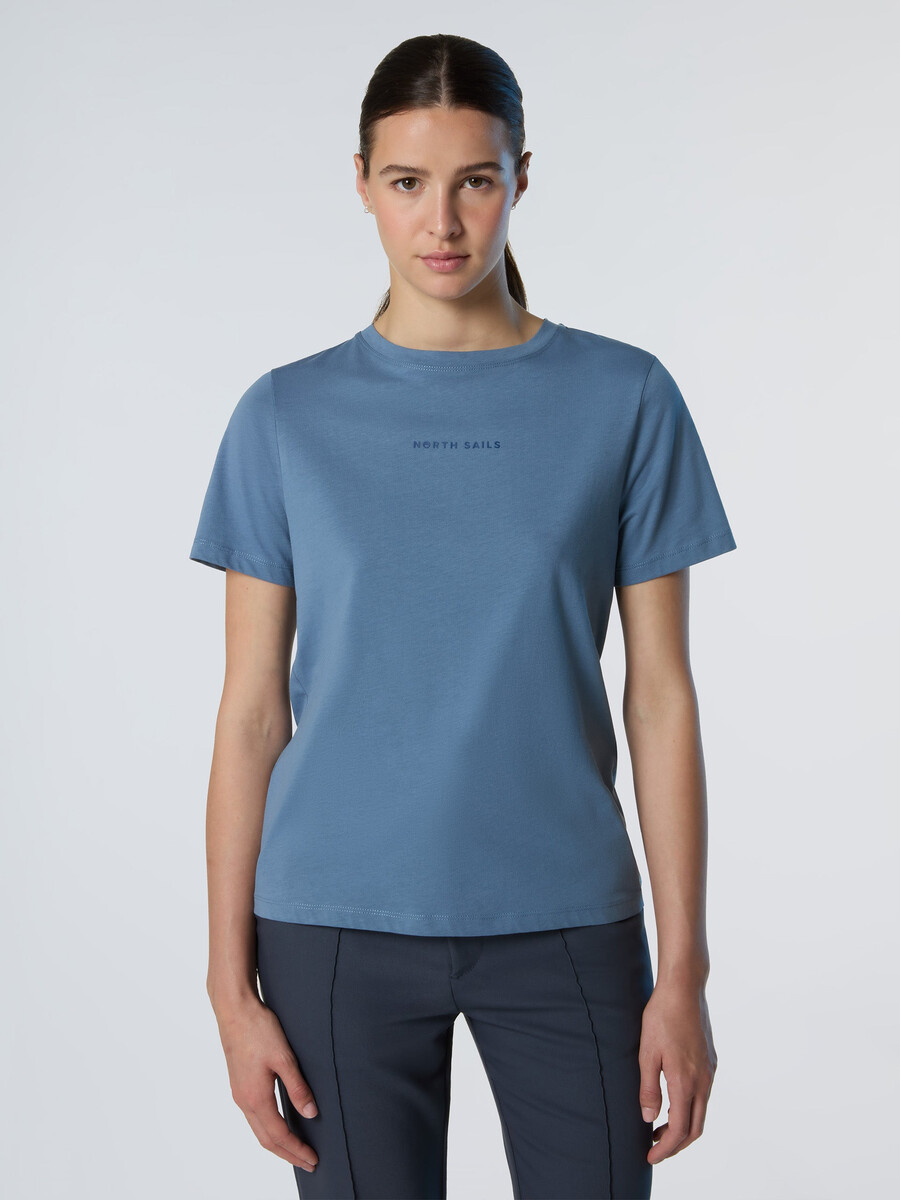 camiseta con logo en relieve
