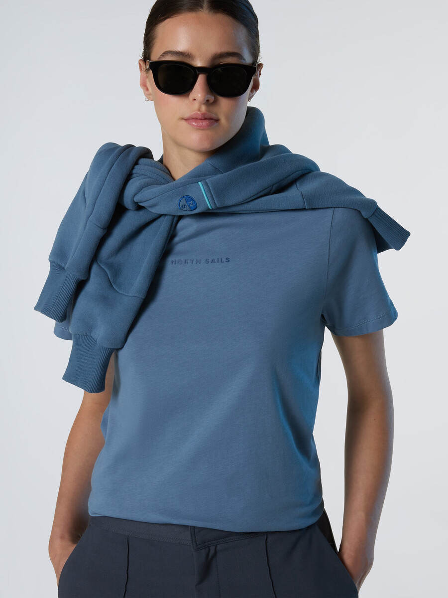 camiseta con logo en relieve