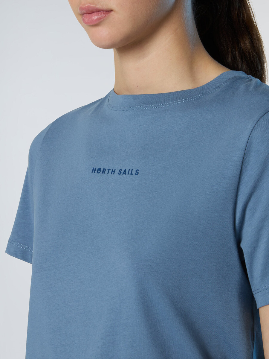 camiseta con logo en relieve