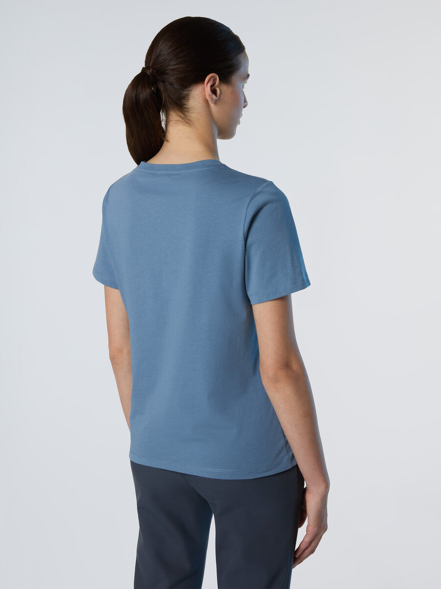 camiseta con logo en relieve