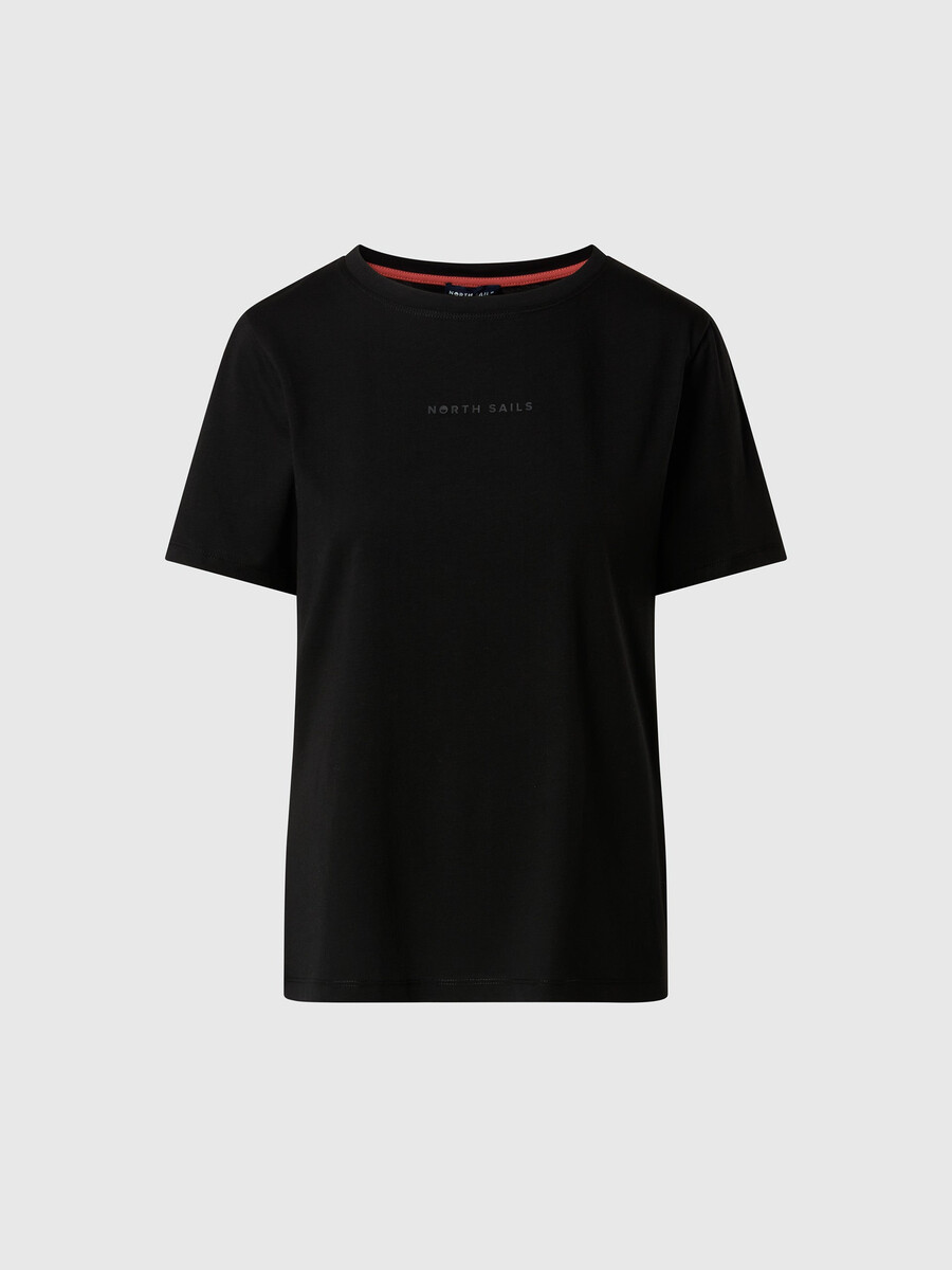 camiseta con logo en relieve