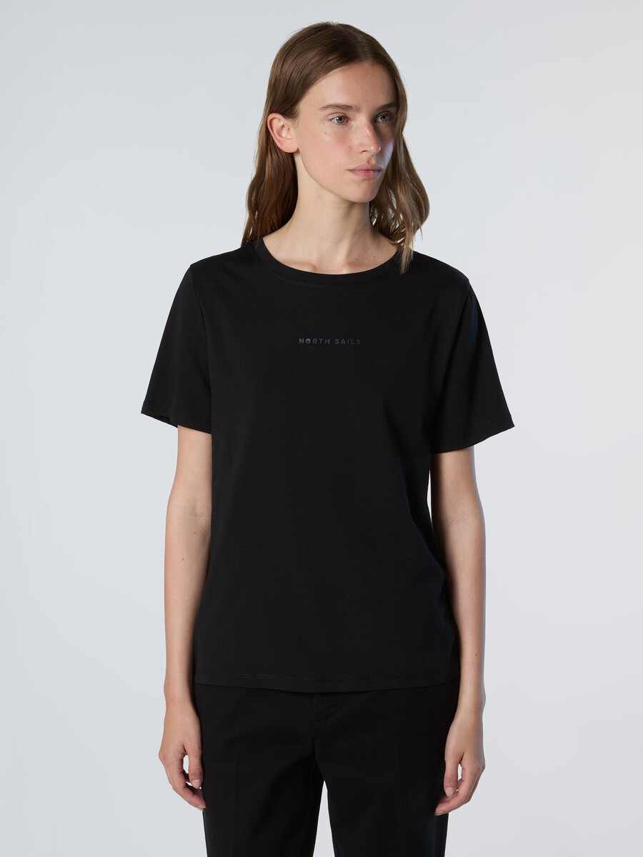 camiseta con logo en relieve