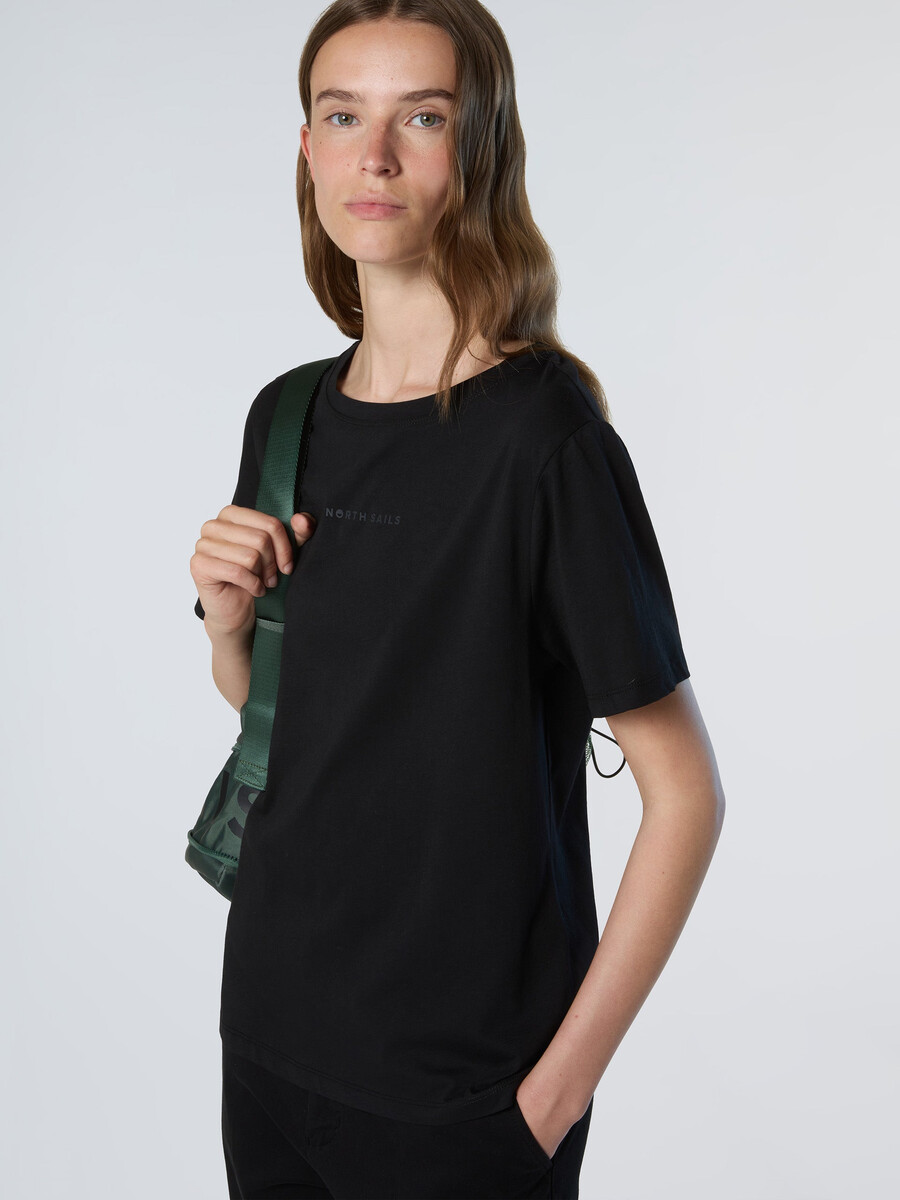camiseta con logo en relieve