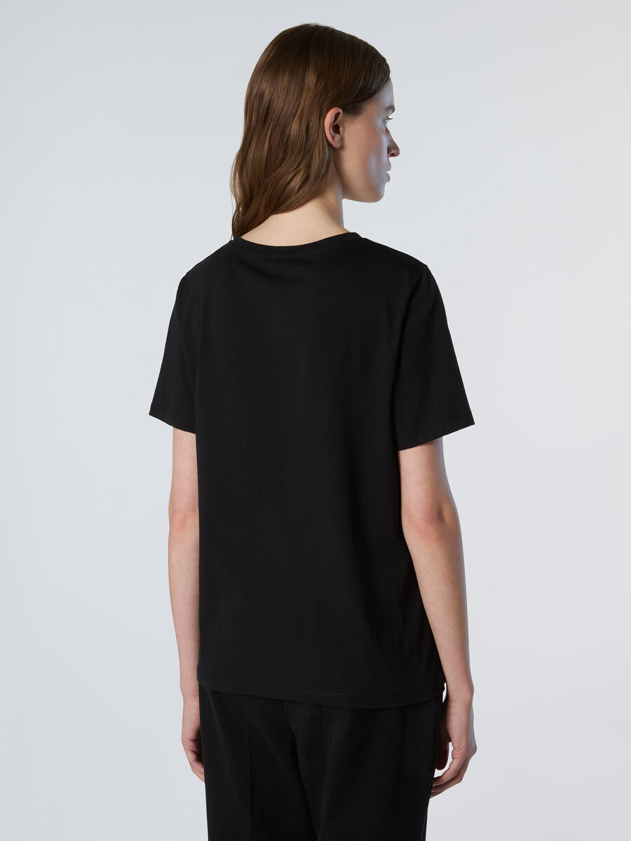 camiseta con logo en relieve