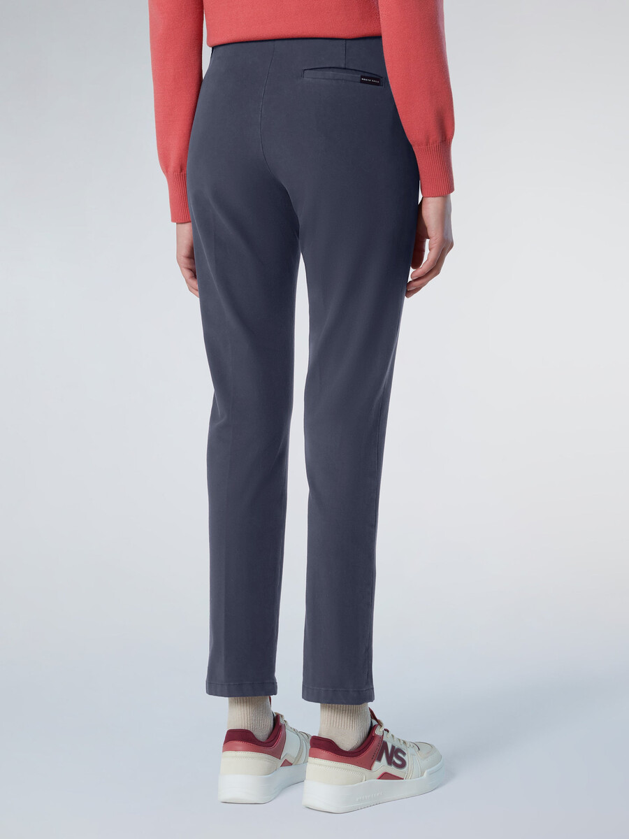 pantalones ajustados con pinzas
